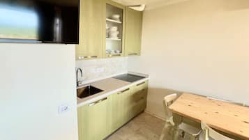Tủ lạnh, bếp nấu, dụng cụ nấu nướng/bát dĩa/dao nĩa