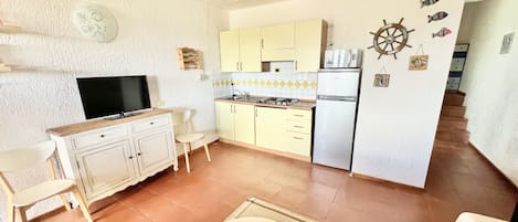 24-tums platt-tv med kabelkanaler och tv