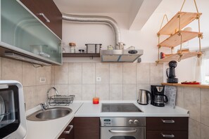 ثلاجة، فرن، موقد طهي مسطح، غسالة أطباق