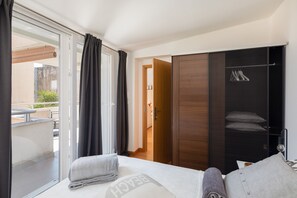 2 bedrooms, in-room safe, iron/ironing board, travel crib - Modern apt. with terrace, 4 min walk to the beach (Split)