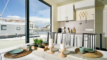 Réfrigérateur, micro-ondes, plaque de cuisson, lave-vaisselle