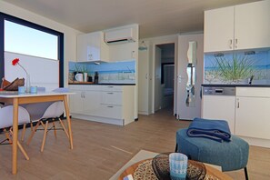 Réfrigérateur, micro-ondes, plaque de cuisson, lave-vaisselle