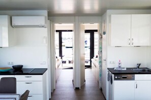 Kylskåp, mikrovågsugn, spishäll och diskmaskin