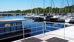 Een jachthaven met verschillende zeilboten afgemeerd aan een steiger.