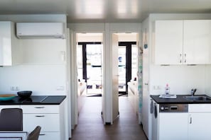 Réfrigérateur, micro-ondes, plaque de cuisson, lave-vaisselle
