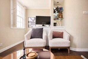 House (2 Bedrooms) | Living area