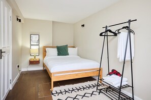 2 bedrooms, laptop workspace, iron/ironing board, bed sheets - The Holland Park Crib - Classy 2bdr House (London)