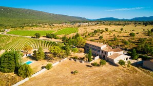 A large estate with a main building, vineyard, and swimming pool. - Stylish duplex on an award-winning vineyard; shared pool; close to the Cevennes (Brissac)