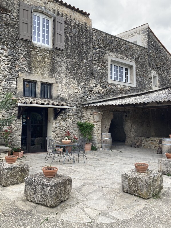 Exterior - Stylish duplex within an award-winning vineyard; shared pool; great location (Brissac)