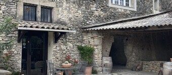 Stylish duplex within an award-winning vineyard; shared pool; great location