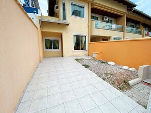 Exterior detail - DUPLEX TOWNHOUSE - 2 BEDROOMS CENTER OF BOMBINHAS (Centro Bombinhas)