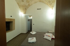 Traditional-Apartment | 1 Schlafzimmer, hochwertige Bettwaren, Daunenbettdecken