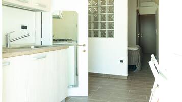 Appartamento Tradizionale | Cucina privata | Frigorifero con congelatore, pentole/stoviglie/utensili