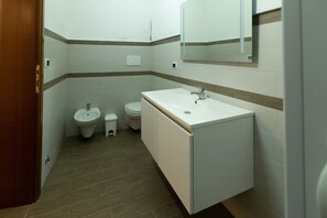 Tavanomainen huoneisto | Kylpyhuone | Suihku, sadesuihkupää, ilmaiset hygieniatuotteet, hiustenkuivaaja