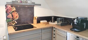 Kühlschrank, Mikrowelle, Ofen, Herdplatte