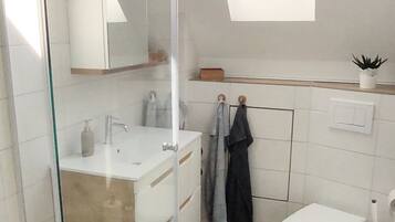 Dusche, Haartrockner, Handtücher, Seife