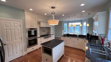 KĂŒhlschrank, Mikrowelle, Ofen, Herdplatte