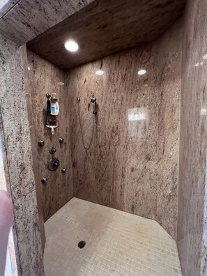 Dusche, Whirlpool, Haartrockner, Handtücher