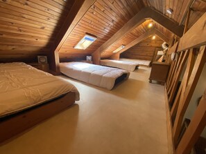 3 quartos, ferros/tábuas de passar roupa, berço de viagem, roupa de cama