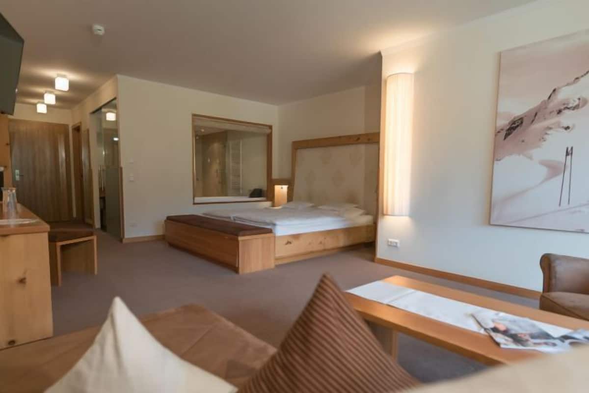 Junior Suite | In-room safe, blackout drapes, soundproofing, cribs (surcharge)