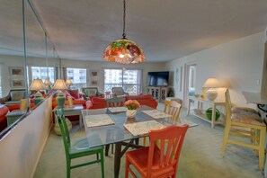 Studio | Dining - 444 El Matador Condo by RedAwning (Fort Walton Beach)