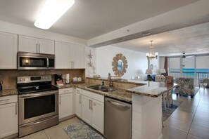 Condo, 2 habitaciones | Cocina privada | Refrigerador, horno, cafetera y tetera y tostadora 