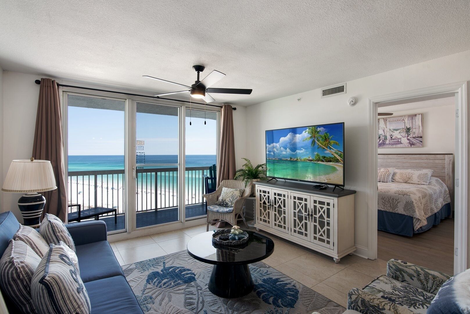 Condo, 2 habitaciones | Área de sala de estar | Smart TV y servicios de streaming 