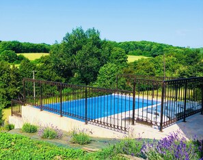 Outdoor pool - Maison de Campagne Entièrement Rénovée en Pleine Nature Gersoise (Simorre)