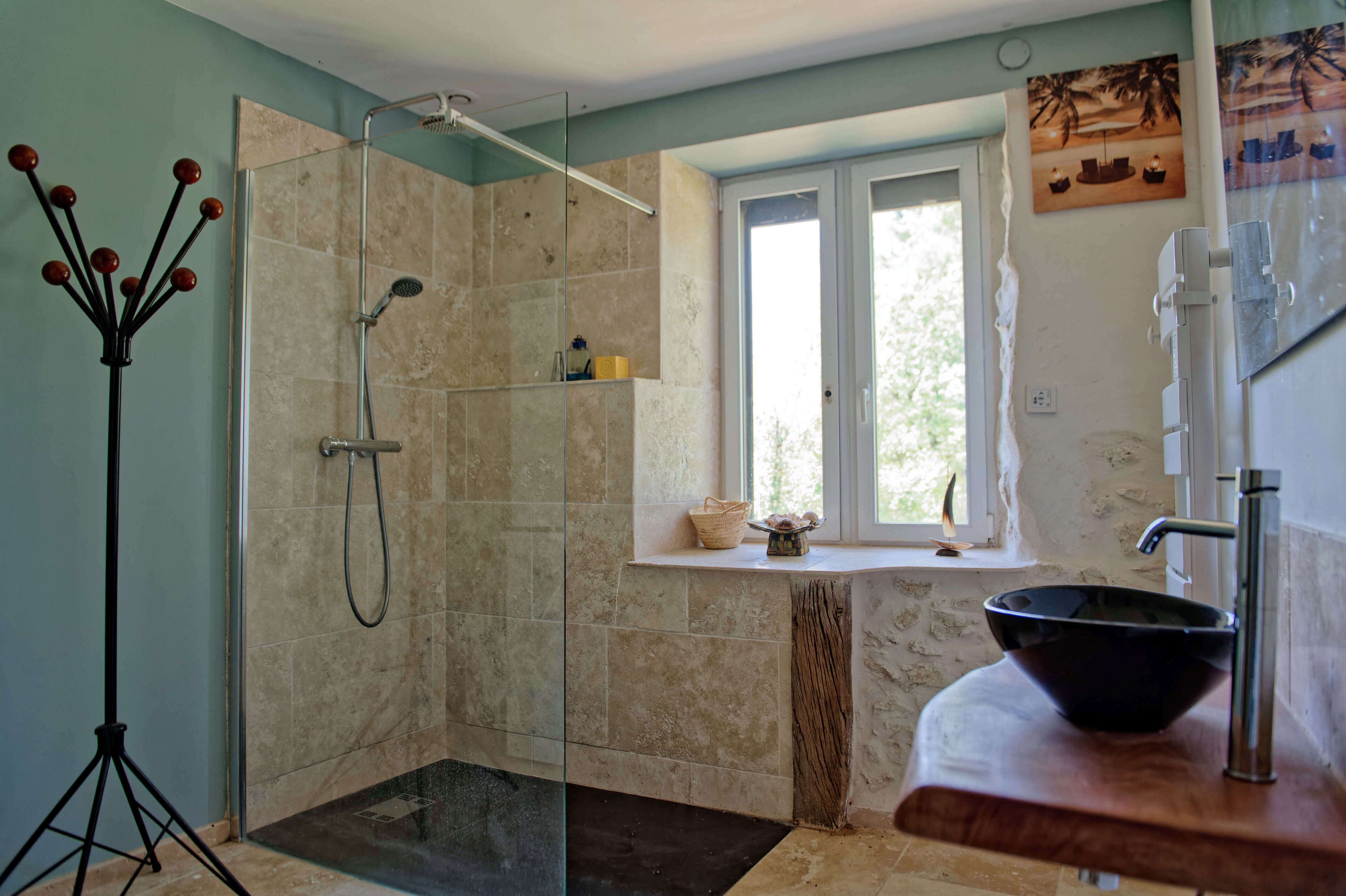 Douche, serviettes fournies, papier toilette