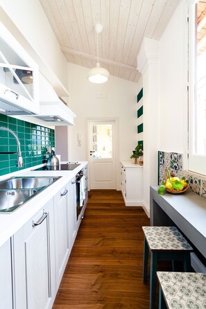 Frigorifero, microonde, forno, piano cottura