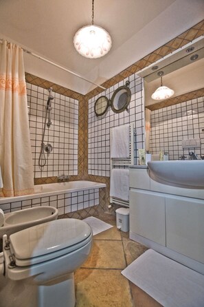Douche, sèche-cheveux, serviettes fournies