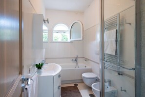 Dusj, hårføner og håndklær