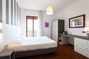 5 bedrooms, iron/ironing board, Internet, bed sheets