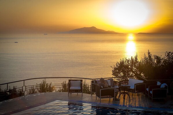 Terrace/patio - Rentals in italy - Villa Felicia with sea view, infinity pool and ample garden (Massalubrense)