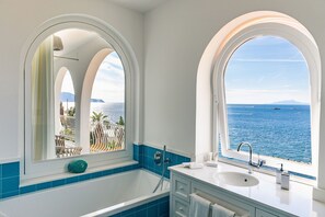 Combined shower/tub, hair dryer, bidet, towels