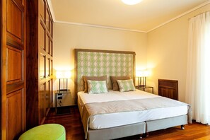 4 bedrooms, iron/ironing board, Internet, bed sheets