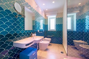 Shower, hair dryer, bidet, towels