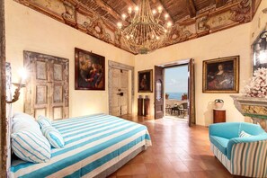8 bedrooms, iron/ironing board, internet, bed sheets