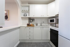 Frigorifero, microonde, forno, piano cottura