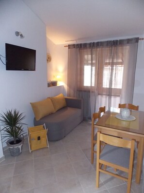 Apartamento (Vale - central & 20m to the sea - A2() | Sala de estar