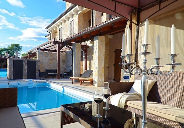 Una piscina al aire libre