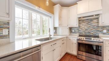 Een koelkast, een microgolfoven, een oven, een kookplaat