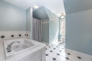 Shower, jetted bath, towels, toilet paper