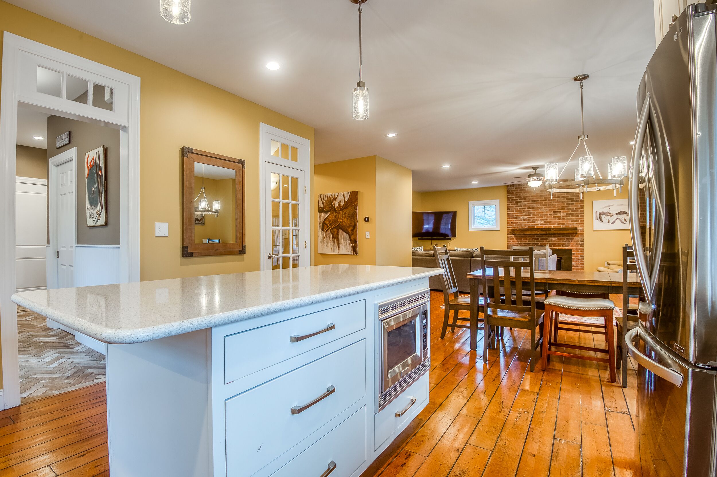 Jääkaappi, mikroaaltouuni, uuni, liesi