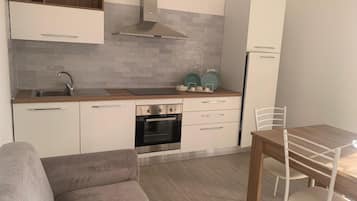 Geladeira, fogão, cooktop, cafeteira/chaleira