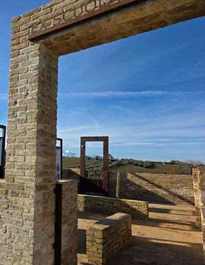 Una antigua estructura de piedra con un arco de madera, posiblemente un sitio histórico o ruina.