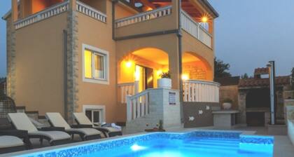 Holiday Houses, Villas Ante - With Pool & gym
