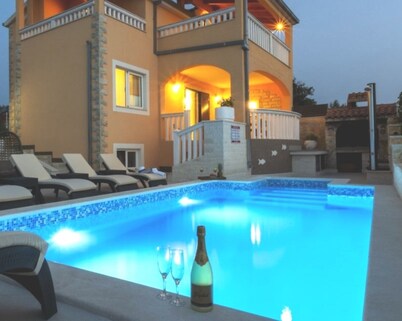 Holiday Houses, Villas Ante - With Pool & gym