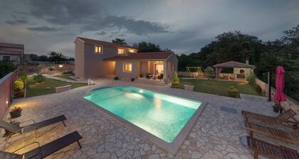 Holiday Houses, Villas Klo - With Pool