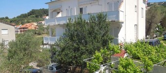 Josi - Free Parking - A2